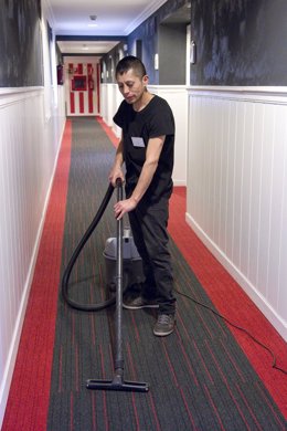 Trabajador limpiando