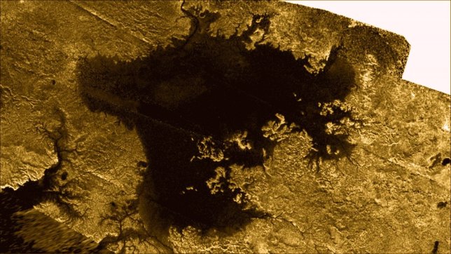 Isla hallada en un lago de Titán