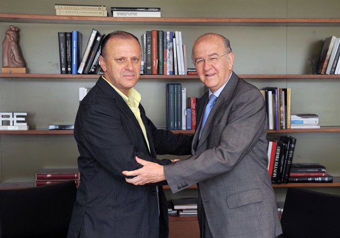 Juan Antonio Segura y Carlos Egea, en la firma del convenio