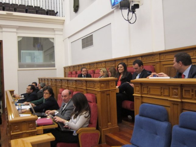 Diputados en el pleno de las Cortes