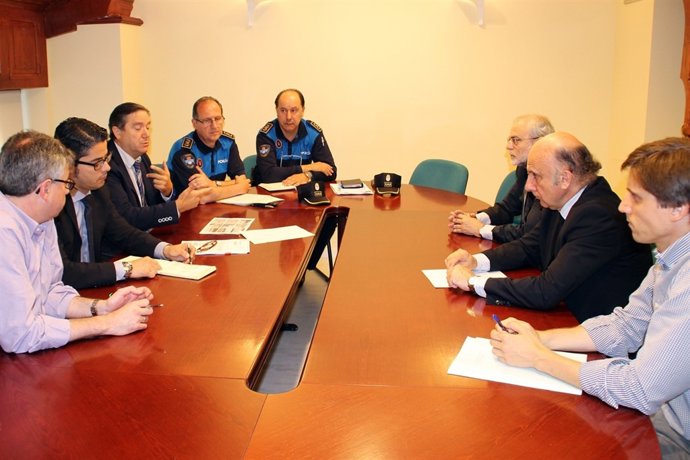 Un momento de la reunión sobre señalética del HUCA. 