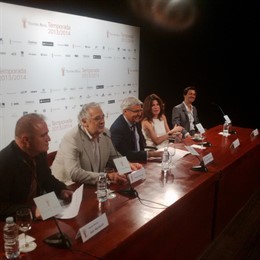 Plácido Domingo presentando concierto en el Teatro Real