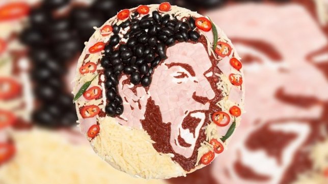 Pizza con el rostro del jugador de fútbol Luis Suárez. 
