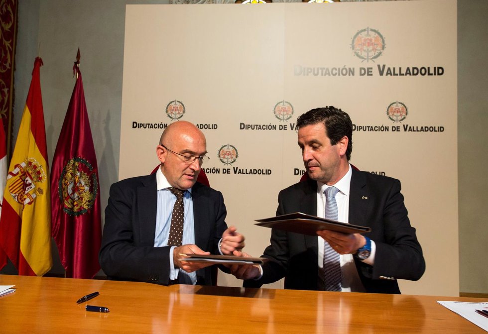 Jesús Julio Carnero (izq) y José Antonio de Pedro firman el convenio