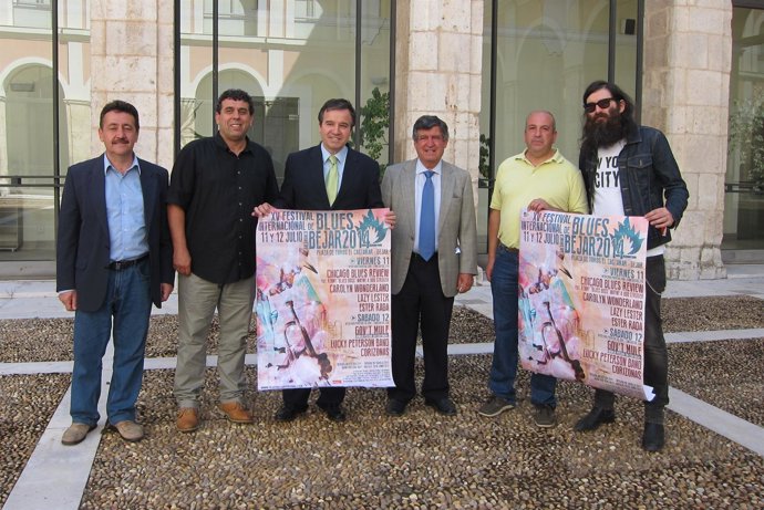 Sánxchez, Alonso y Riñones (2º, 3º y 4º por la izq) y Vielba presentan el cartel