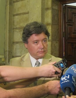 El conseller Santamaría atendiendo a los medios