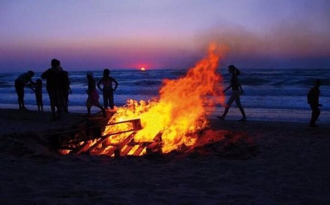 Las hogueras de San Juan se celebran esta noche