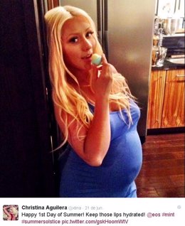 Christina Aguilera luce embarazo en twitter