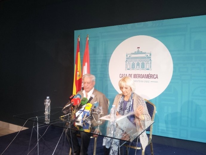 Vargas Llosa en rueda de prensa junto a la alcaldesa de Cádiz, Teófila Martínez