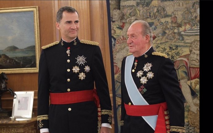 Don Juan Carlos impone el fajín de capitán de los Ejércitos a Felipe VI