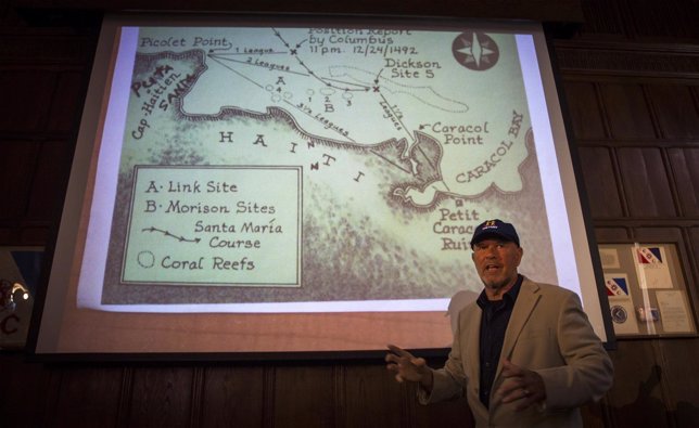 Investigador Barry Clifford con un plano de la carabela Santa María de Colón