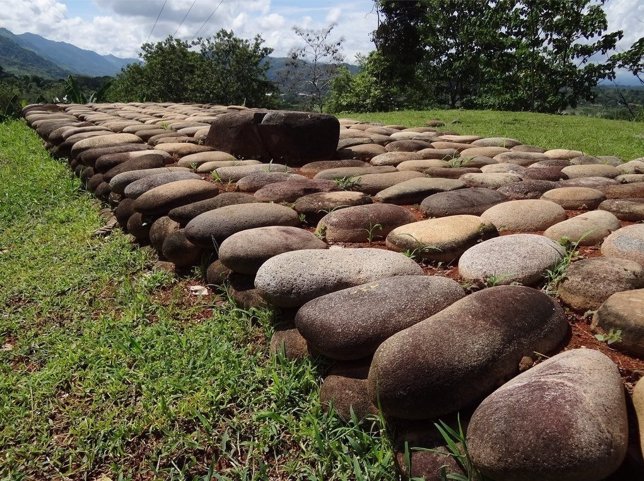 Asentamientos Cacicales Precolombinos con Esferas de Piedra de Diquís