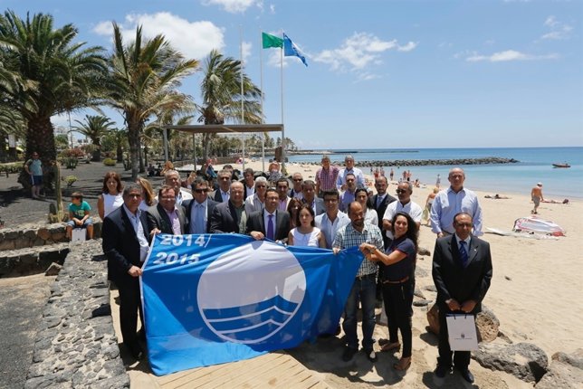 Foto de familia antes del izado de la Bandera Azul