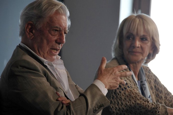 Vargas Llosa junto a la alcaldesa de Cádiz, Teófila Martínez, en rueda de prensa