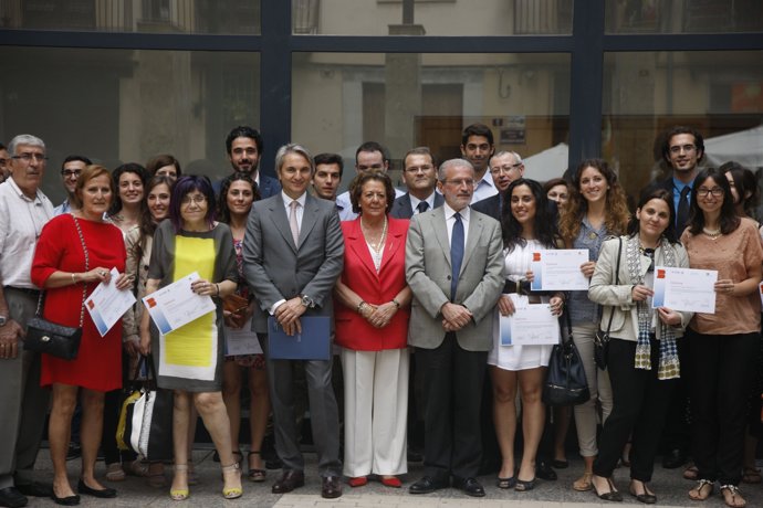 Barberá con los beneficiarios del Programa de Becas para Formación en Empresas