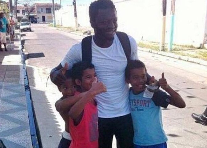 Murati regala dinero a los pobres Mundial de Brasil 