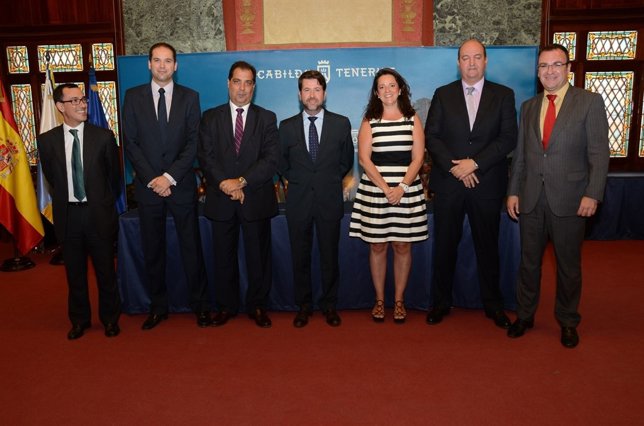 Carlos Alonso y representantes de las entidades bancarias