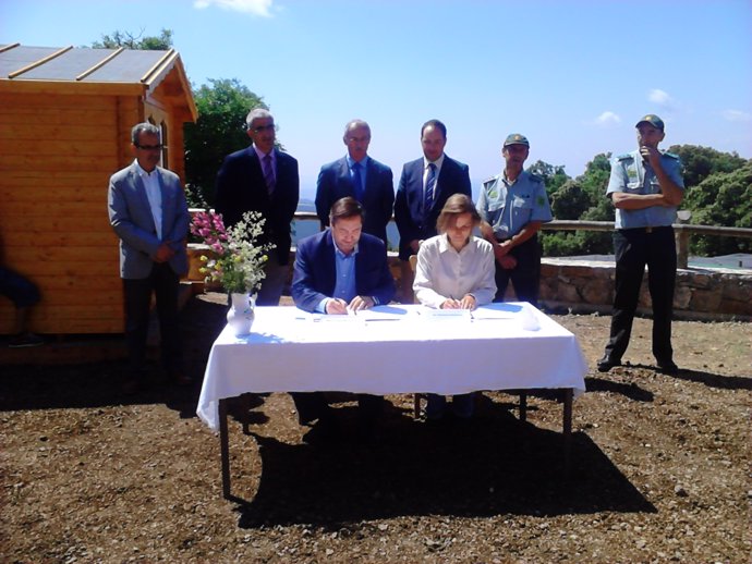 Josep Maria Pelegrí firma un convenio con el Zoo del Pirineu
