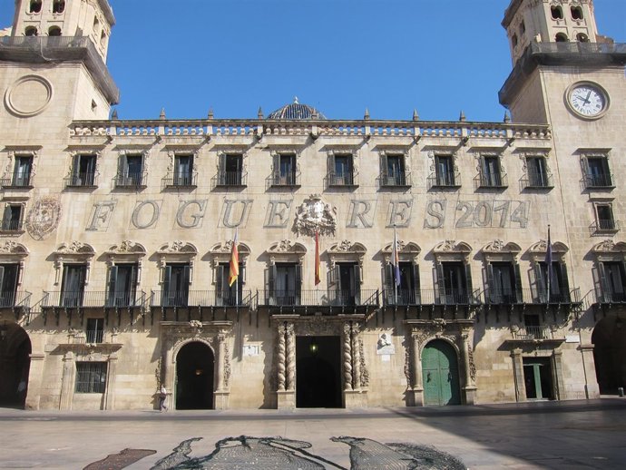 El Ayuntamiento engalanado de cara a las Fogueres 2014