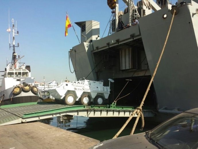 Descarga del buque 'El Camino Español' en el puerto de Beirut