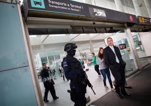 Policía federal en el aeropuerto internacional de México DF