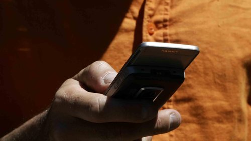 Mandando Un Mensaje De Texto Con El Teléfono Móvil