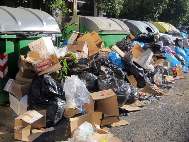 Basura acumulada en una calle 