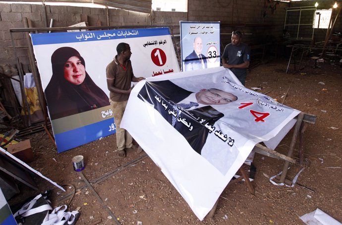 Trabajadores preparan poster de campaña para las parlamentarias en Libia