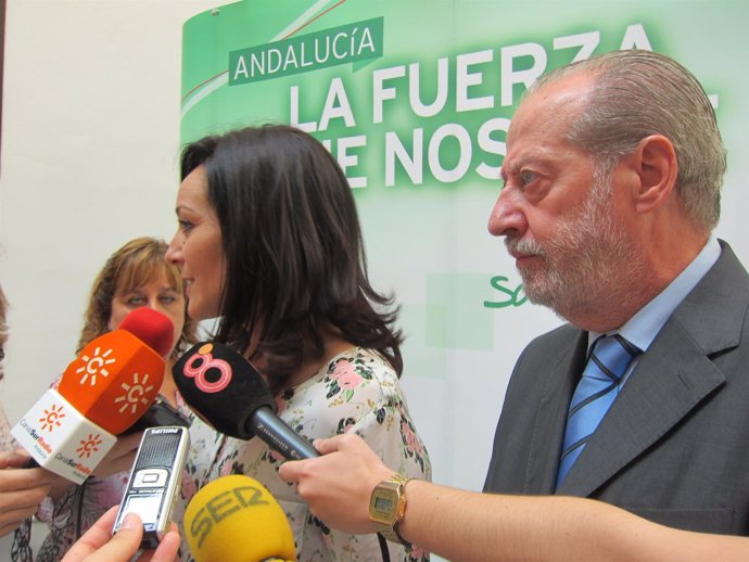 La secretaria de Política Municipal del PSOE-A, Rafaela Crespín, con Villalobos