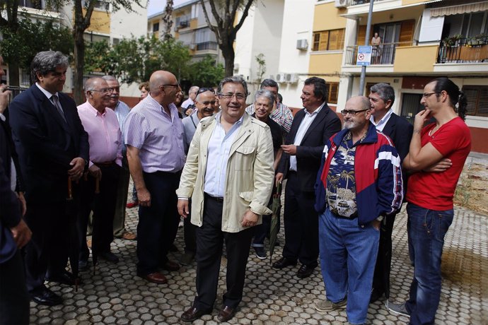 El alcalde de Sevilla, Juan Ignacio Zoido, durante su visita la Plaza Bib Rambla