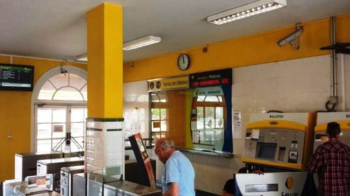 Oficina de FEVE cerrada en la estaciñon de Torrelavega
