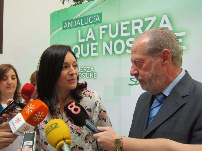 La secretaria de Política Municipal del PSOE-A, Rafaela Crespín, con Villalobos