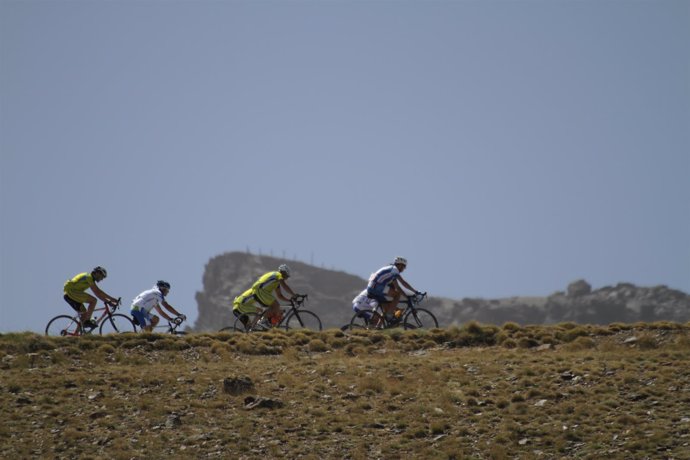 Ciclistas en Sierra Nevada