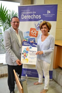 Martínez y Botella con el cartel de los talleres