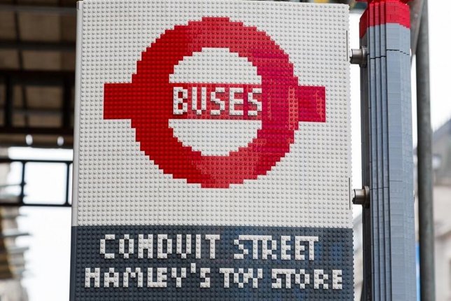 Parada de bus en Londres invadida por Legos