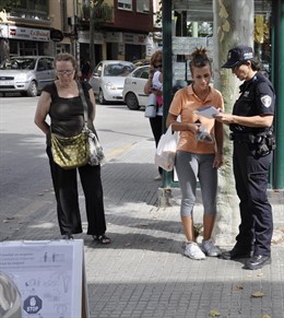 Policías informan sobre la ordenanza cívica