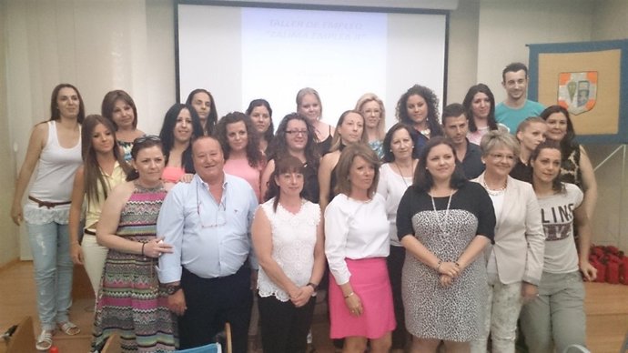 Gómez (centro) con los alumnos y alumnas del taller