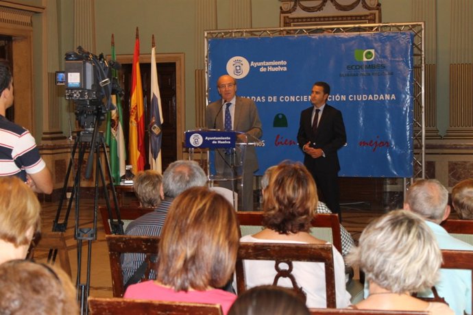 El alcalde de Huelva, Pedro Rodríguez, con los vecinos. 