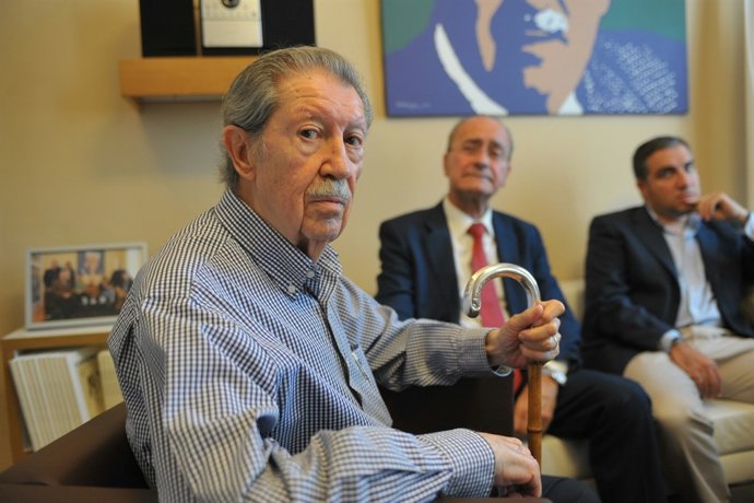 El escritor malagueño poeta y articulista Manuel Alcántara