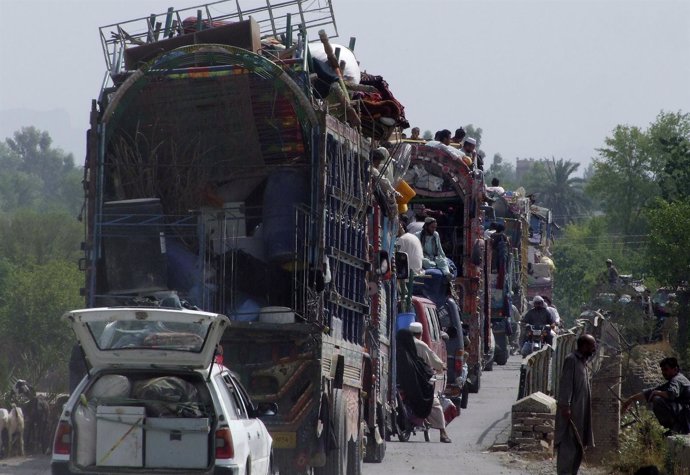 Paquistaníes huyen de la ofensiva del Ejército en Waziristán del Norte