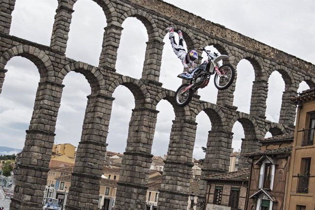 Danny Torres en el acueducto de Segovia antes del Red Bull Fighters