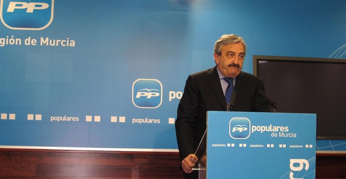 Andrés Ayala contesta a las preguntas de los medios tras ofrecer rueda de prensa