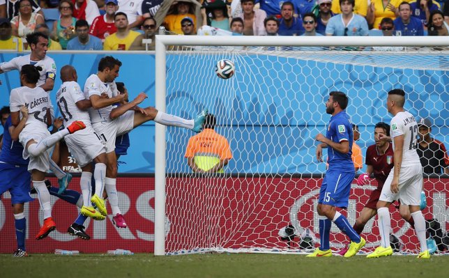 Godín remata para dar la victoria a Uruguay ante Italia