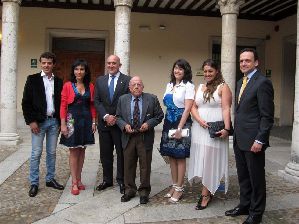 Los premiados posan junto a Carnero (tercero por la izda) y Jiménez Lozano.