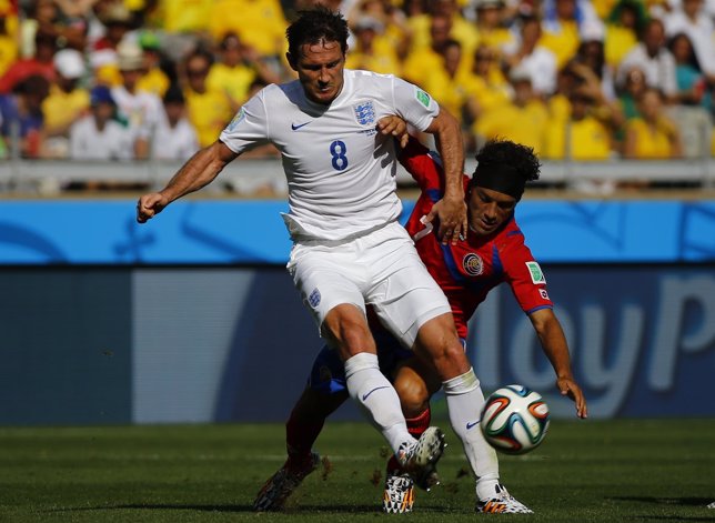 Lampard pelea el balón con Bolaños en el Inglaterra-Costa Rica