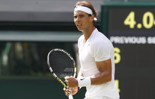 Rafa Nadal celebra un punto en Wimbledon ante Klizan
