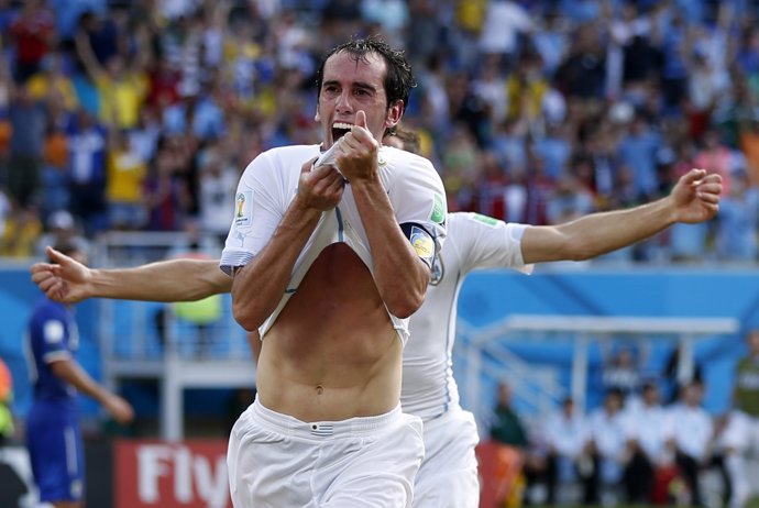 Diego Godín celebra su gol con Uruguay