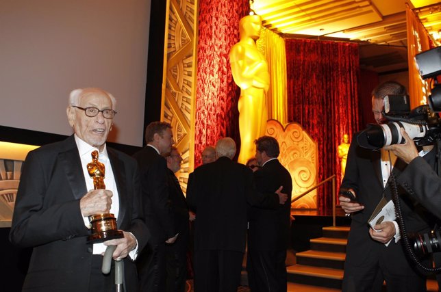  El Actor Eli Wallach Con Su Óscar Honorífico