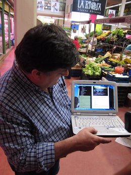Javier Marzo muestra la págibna web del Mercado San Blas