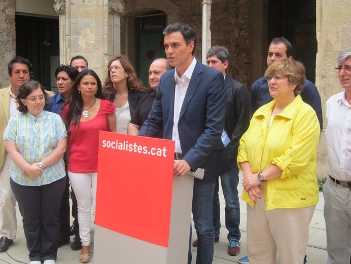 El aspirante a liderar el PSOE Pedro Sánchez, con cuadros del PSC